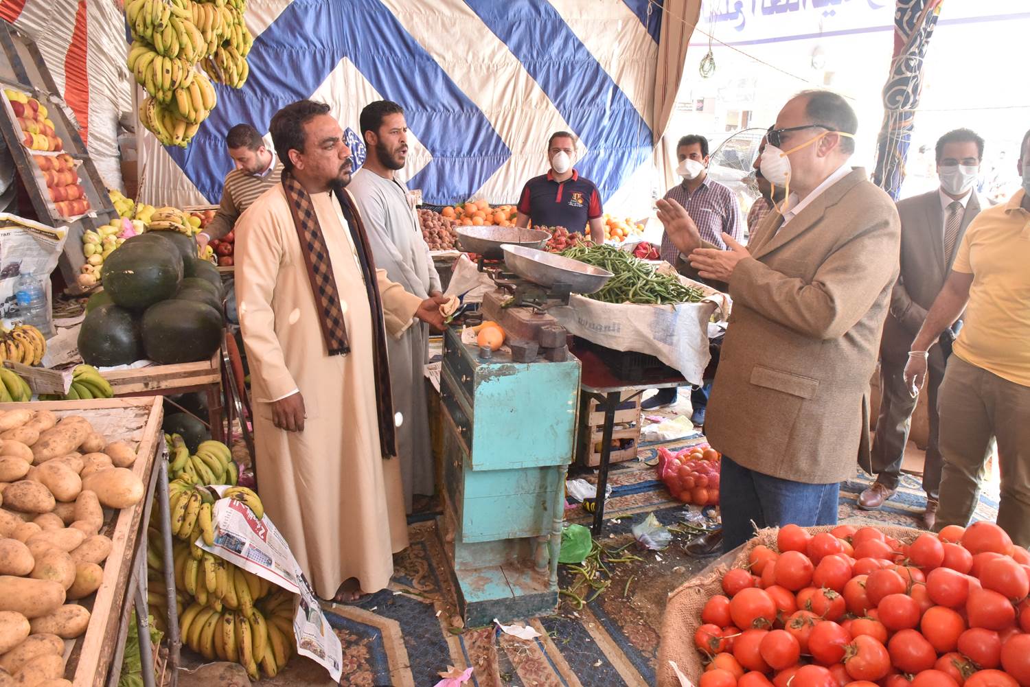 محافظ أسيوط يتفقد معارض السلع الغذائية والخضار والفاكهة (11)