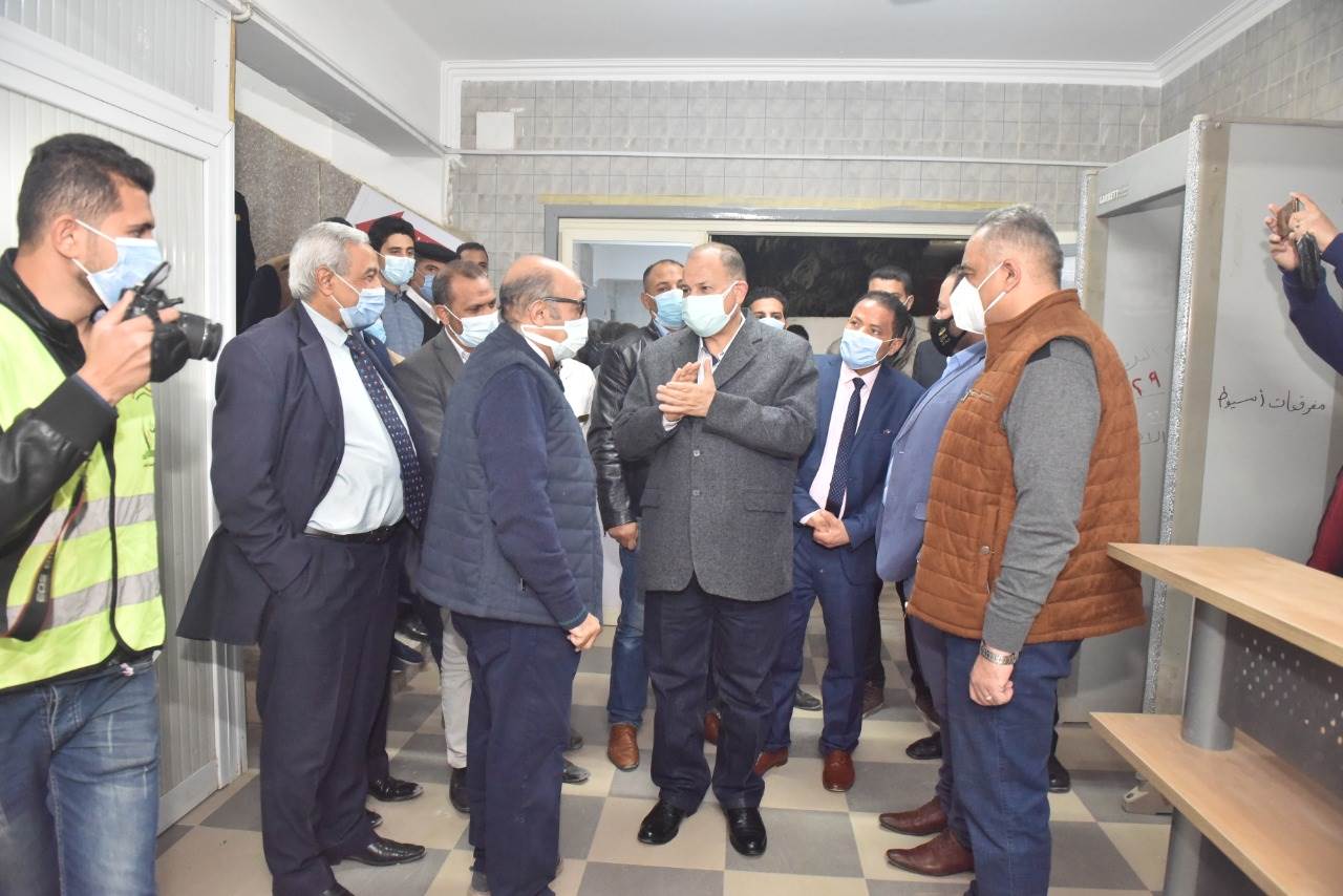 محافظ أسيوط يتفقد مركز تطعيم لقاح كورونا بمستشفى الايمان العام (5)