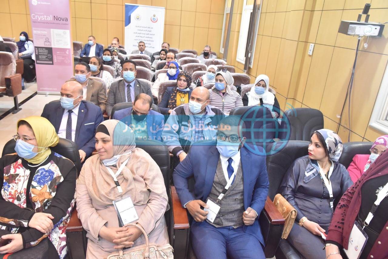 محافظ أسيوط يشارك في الملتقى العلمي الأول ويكرم قيادات الصحة وأطباء الجامعة (6)