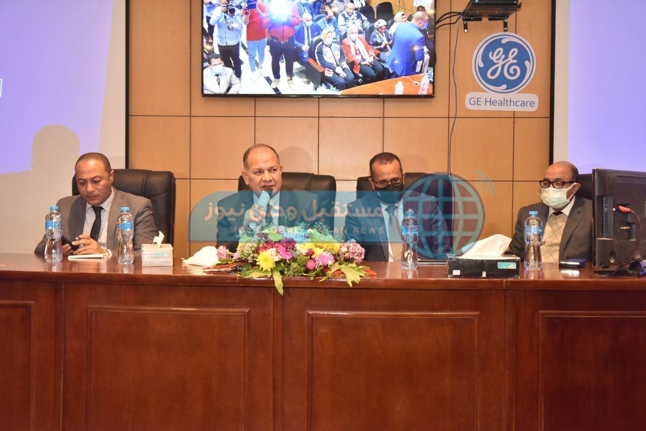محافظ أسيوط يشارك في الملتقى العلمي الأول ويكرم قيادات الصحة وأطباء الجامعة (3)