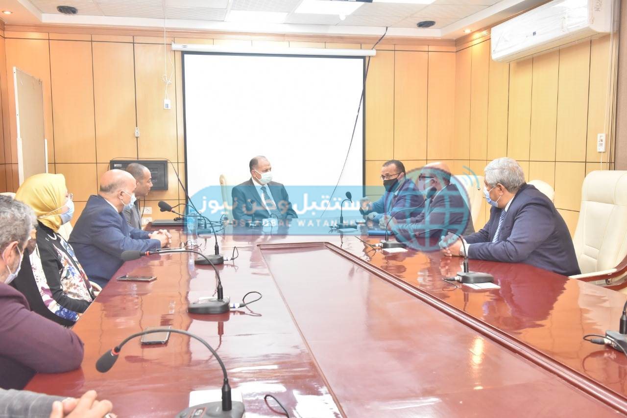محافظ أسيوط يشارك في الملتقى العلمي الأول ويكرم قيادات الصحة وأطباء الجامعة (1)