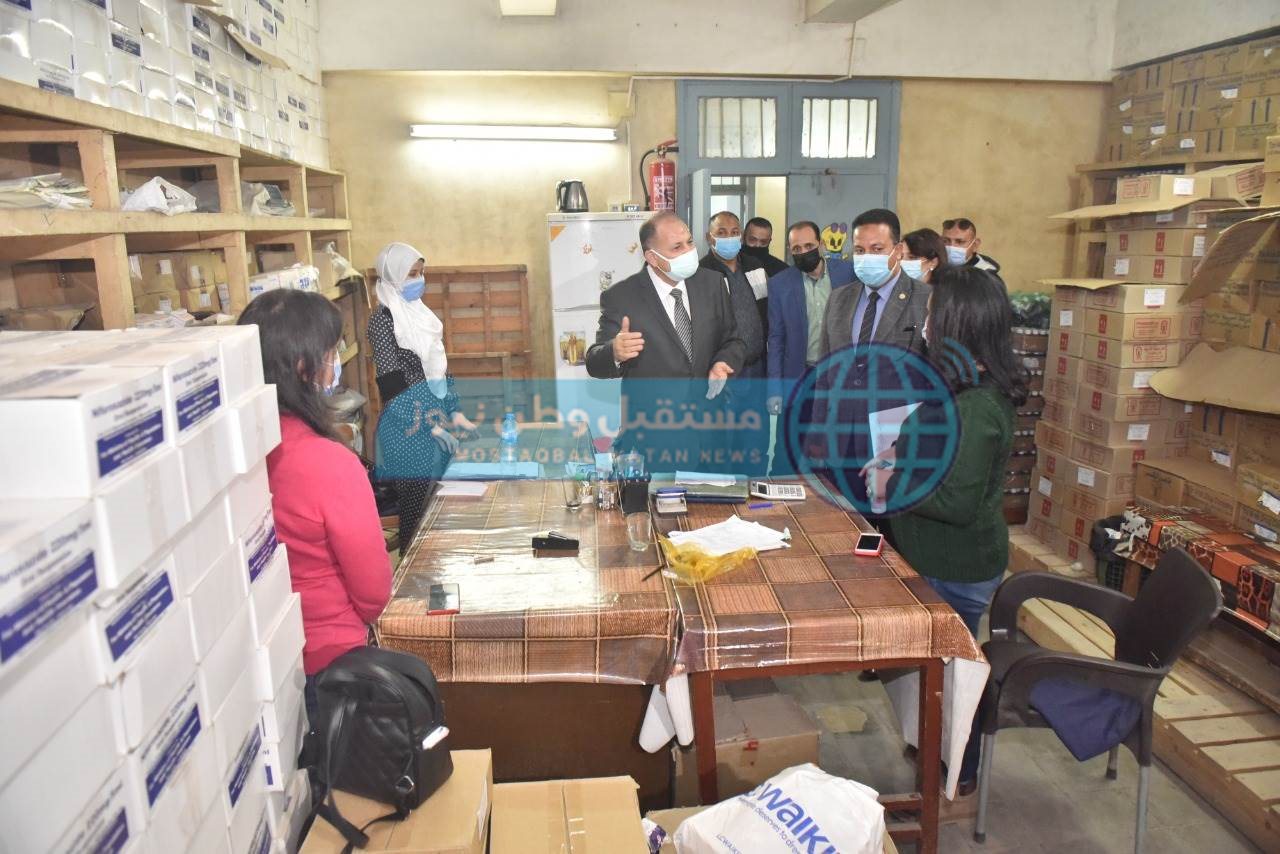 محافظ أسيوط يتفقد مخزن الأدوية الرئيسي (3)