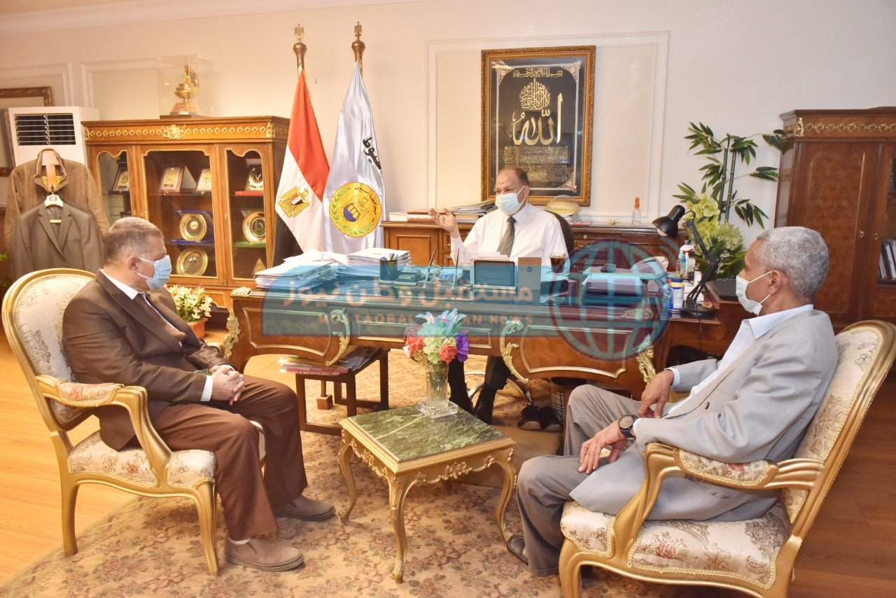 محافظ أسيوط يناقش مع مسئولي الري الموقف التنفيذي لتبطين وتأهيل الترع بقرى المحافظة (4)