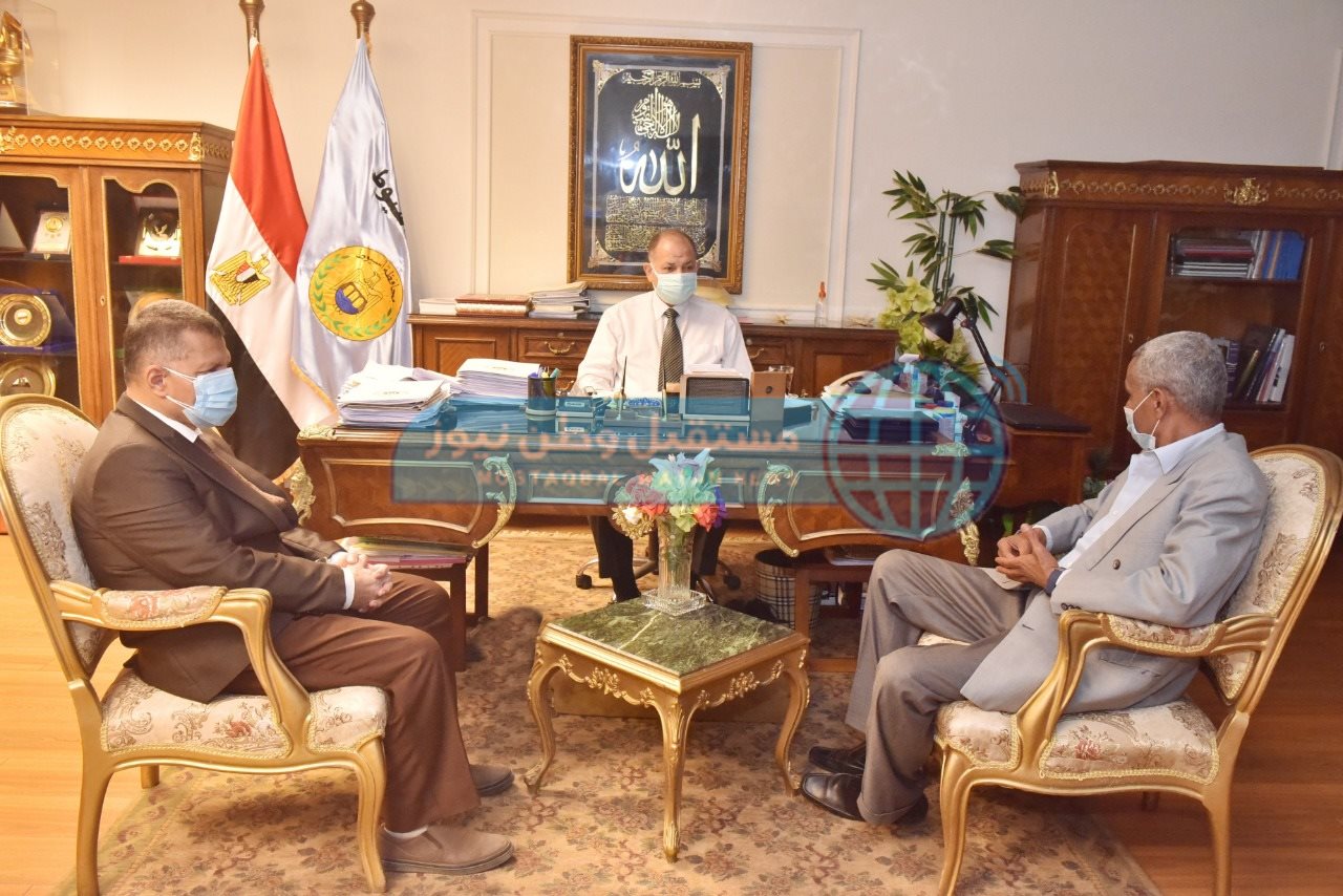 محافظ أسيوط يناقش مع مسئولي الري الموقف التنفيذي لتبطين وتأهيل الترع بقرى المحافظة (3)