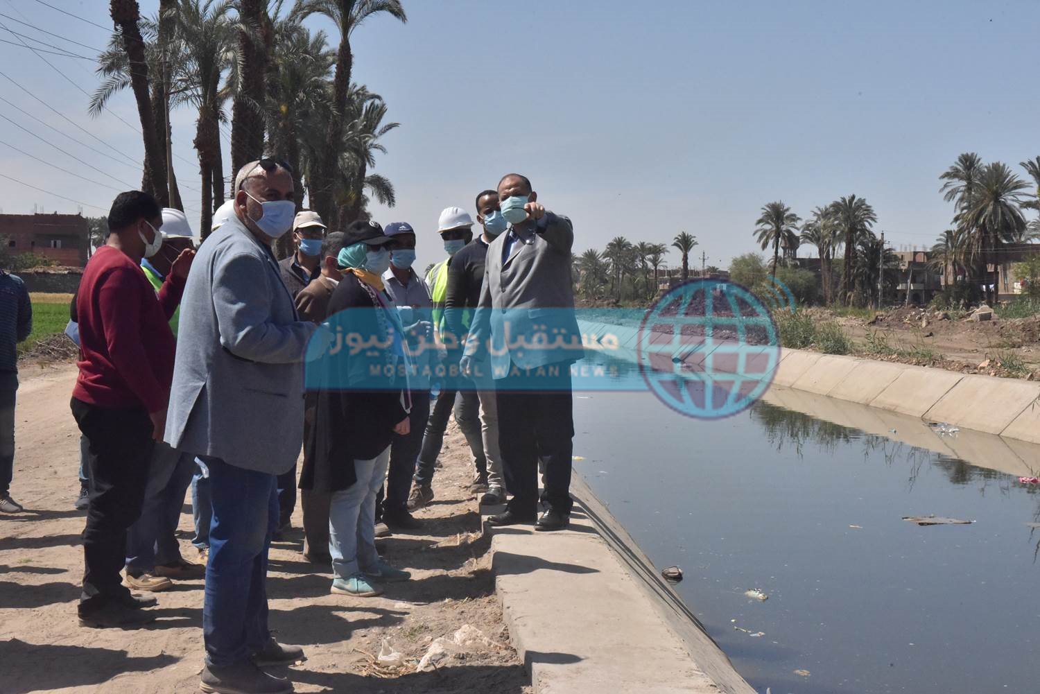 محافظ أسيوط يتفقد أعمال تبطين بعض الترع بقرية بني غالب (6)