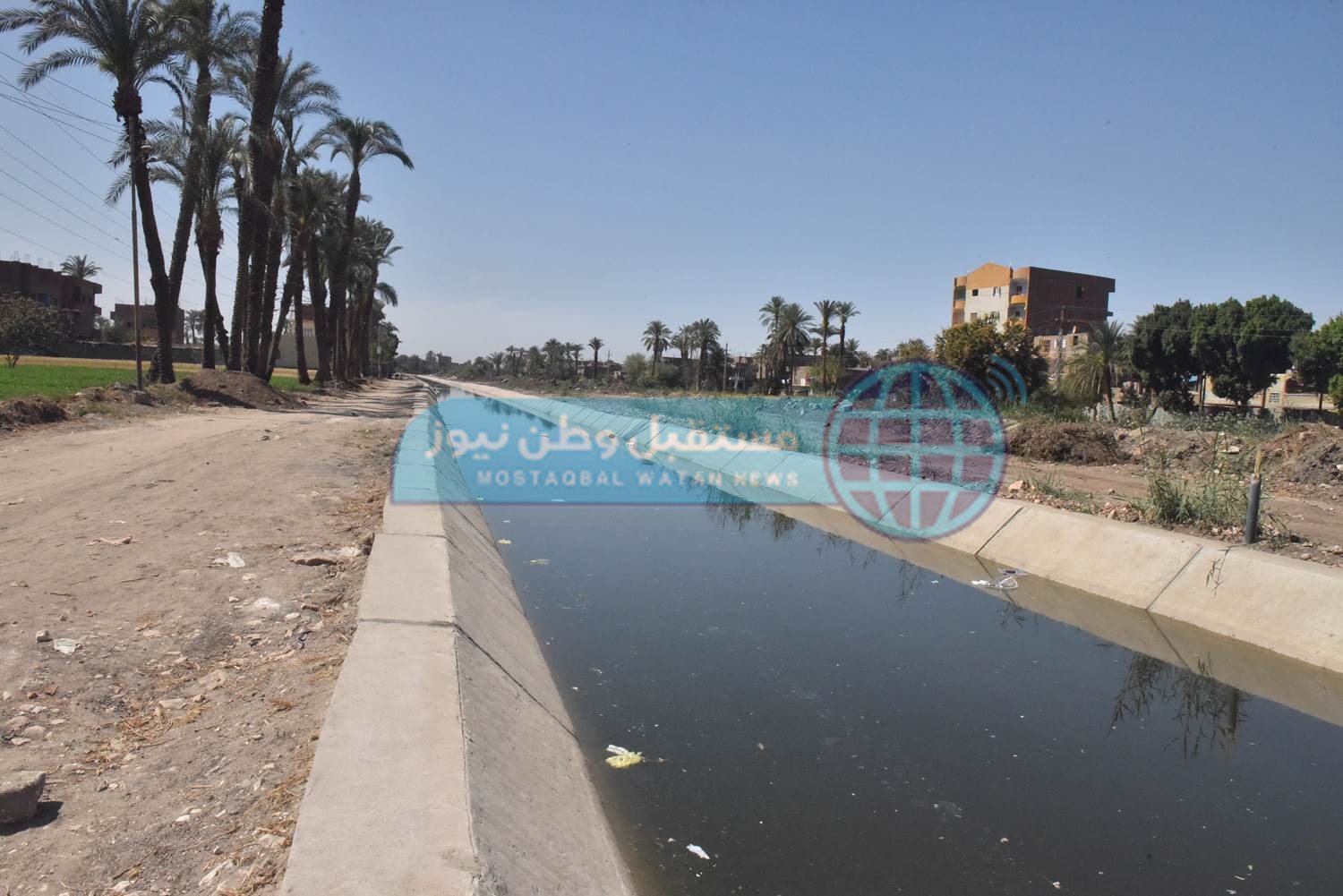 محافظ أسيوط يتفقد أعمال تبطين بعض الترع بقرية بني غالب (3)
