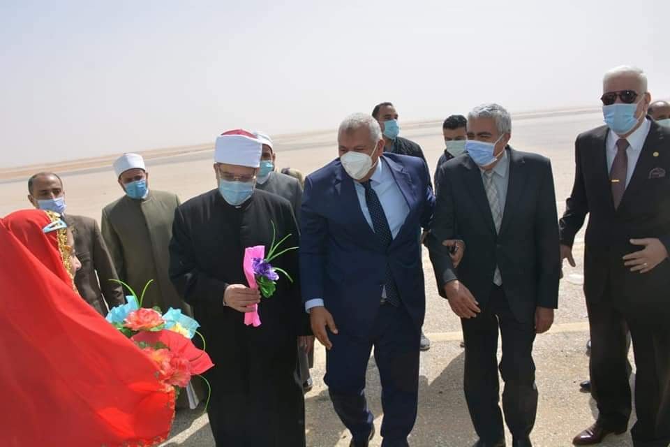 أطفال الوادي الجديد يتقبلون وزير الأوقاف بالورود (2)