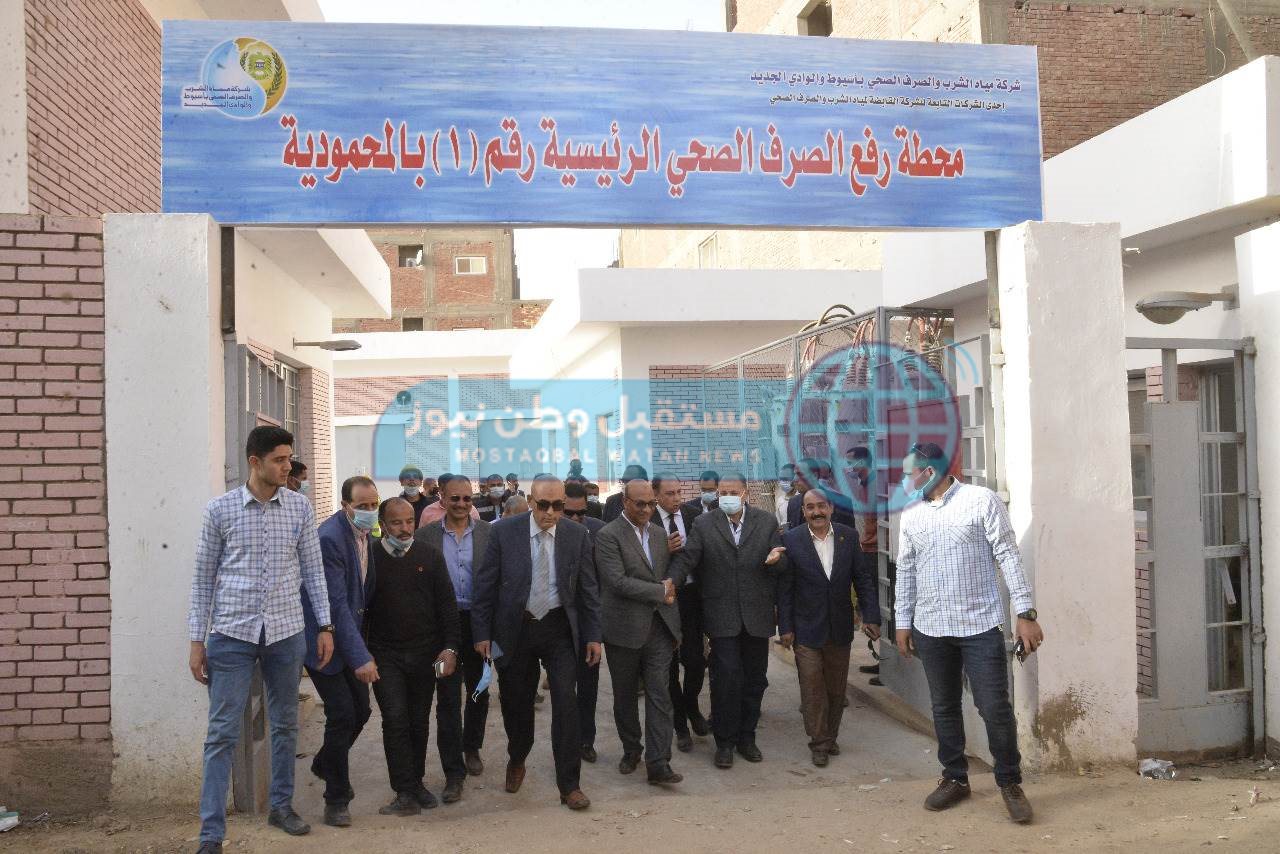 محافظ أسيوط يتفقد محطة رفع صرف صحى المحمودية بديروط (13)