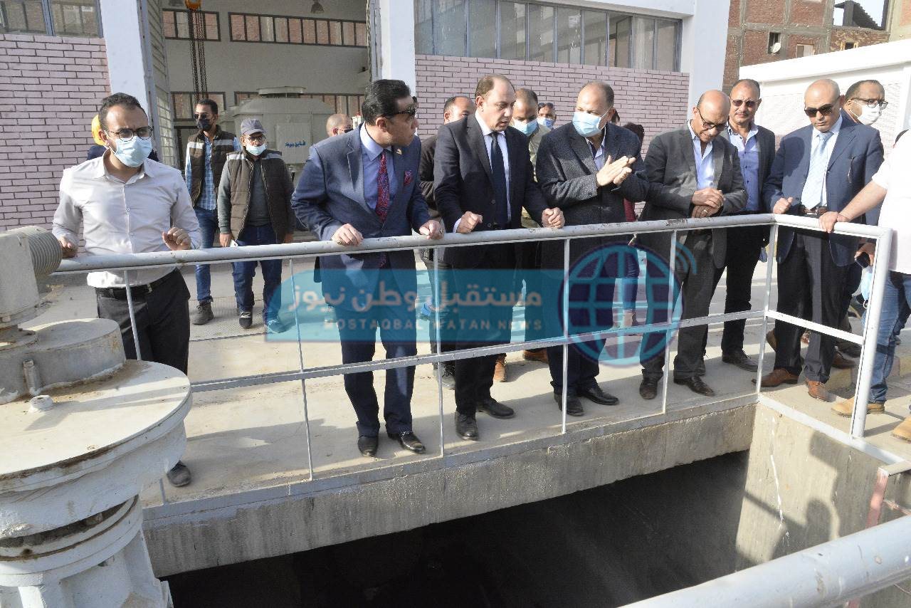 محافظ أسيوط يتفقد محطة رفع صرف صحى المحمودية بديروط (2)