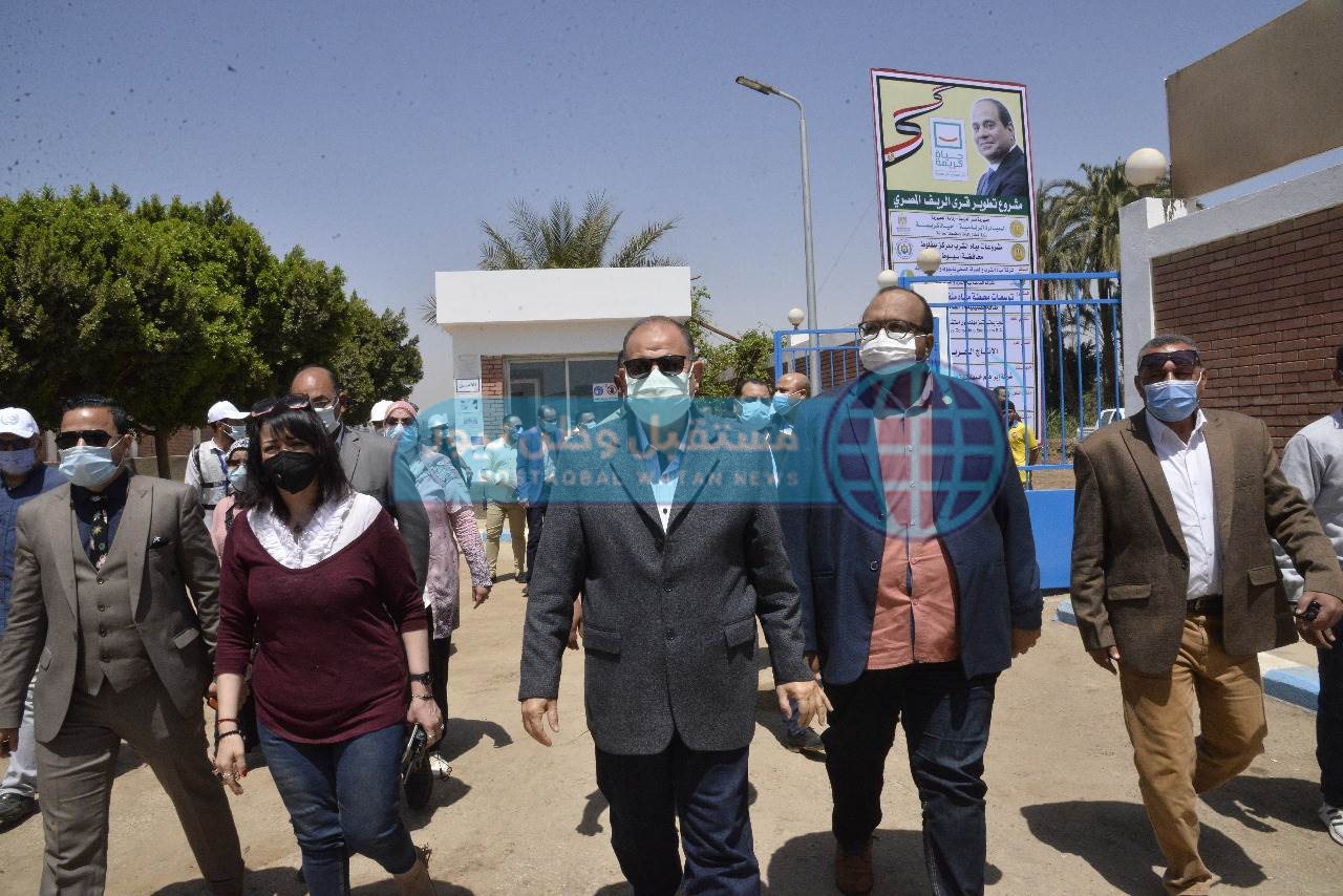 محافظ أسيوط يتفقد توسعة محطة منفلوط المرشحة ومد شبكات المياه بالقرى (3)