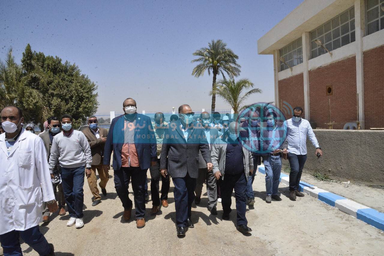 محافظ أسيوط يتفقد توسعة محطة منفلوط المرشحة ومد شبكات المياه بالقرى (13)
