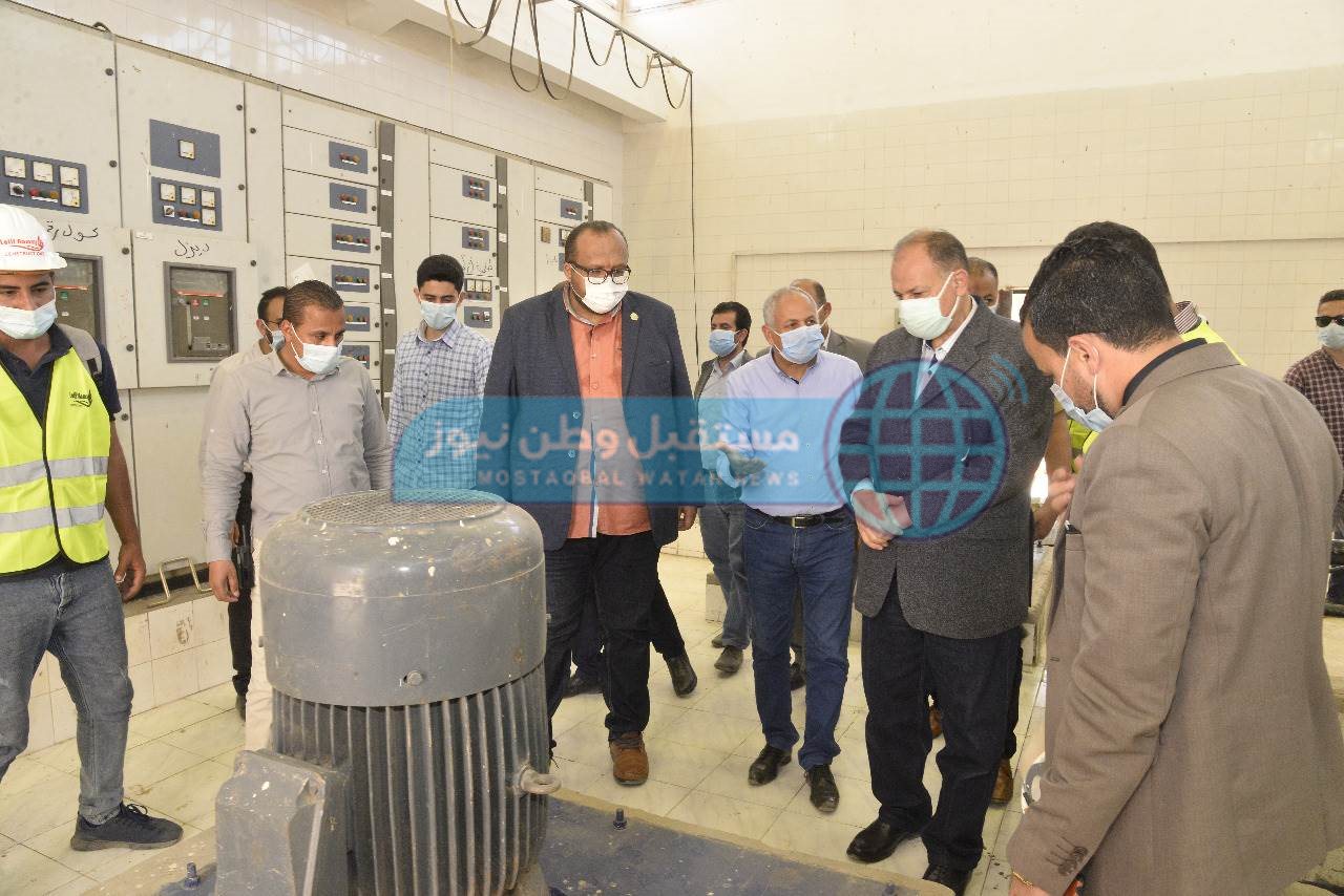 محافظ أسيوط سير العمل بمحطة رفع صرف صحى الحما بمركز منفلوط (2)