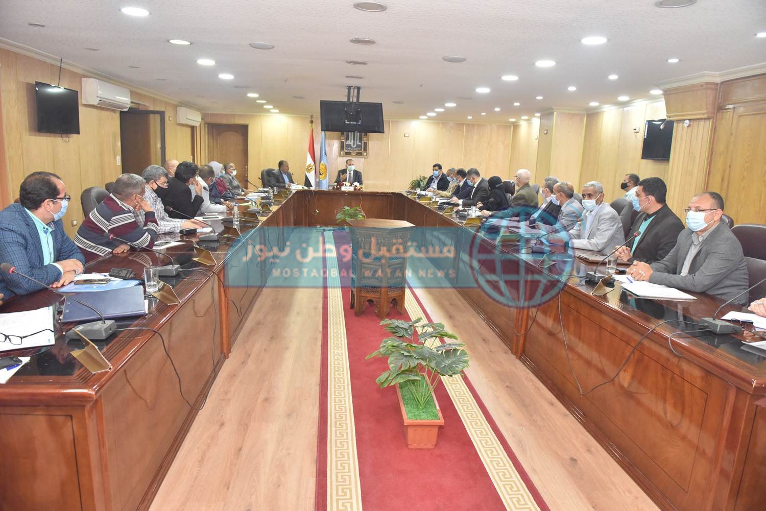 محافظ أسيوط يعقد اجتماعا لمتابعة نتائج توفير الأراضي المطلوبة لإقامة مشروعات المرافق (1)