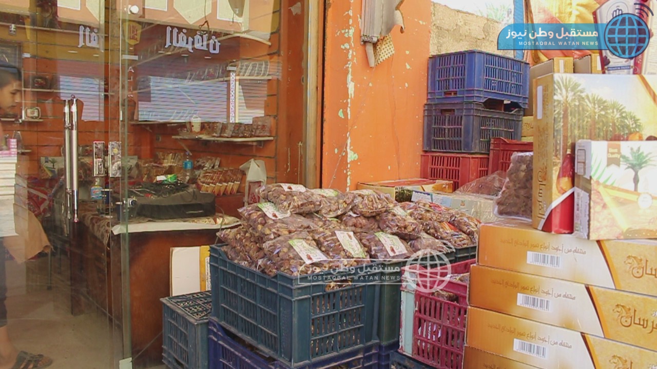 طرح منتجات معبأة داخل أكياس بسوق التمور