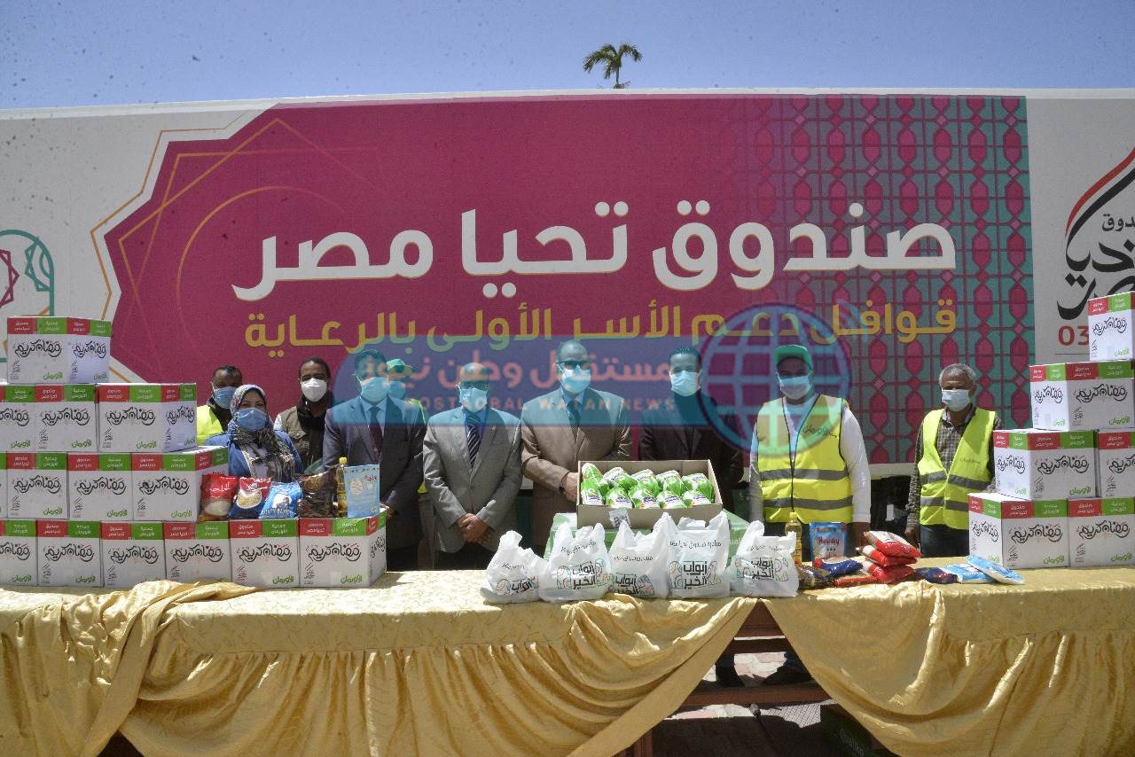 محافظ أسيوط يستقبل 7 سيارات مواد غذائية ضمن حملة أبواب الخير (11)