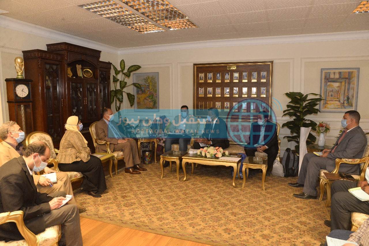 محافظ أسيوط يلتقي وفد صندوق تطوير العشوائيات (1)