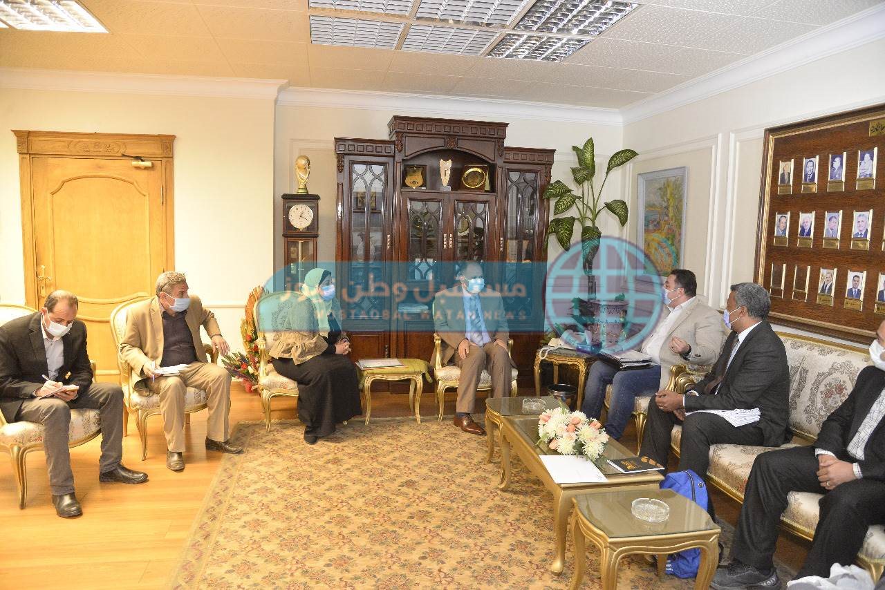 محافظ أسيوط يلتقي وفد صندوق تطوير العشوائيات (2)