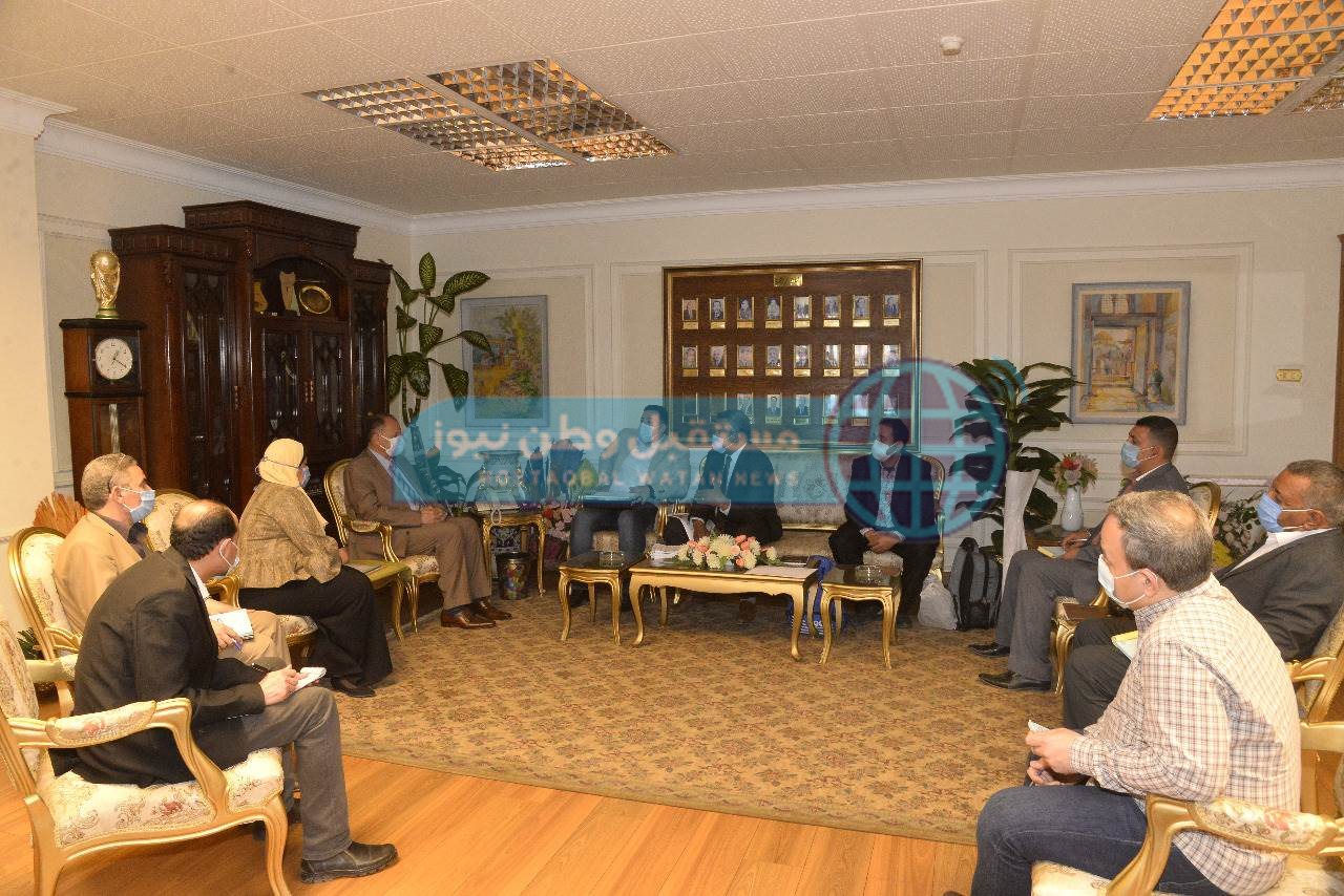 محافظ أسيوط يلتقي وفد صندوق تطوير العشوائيات (4)