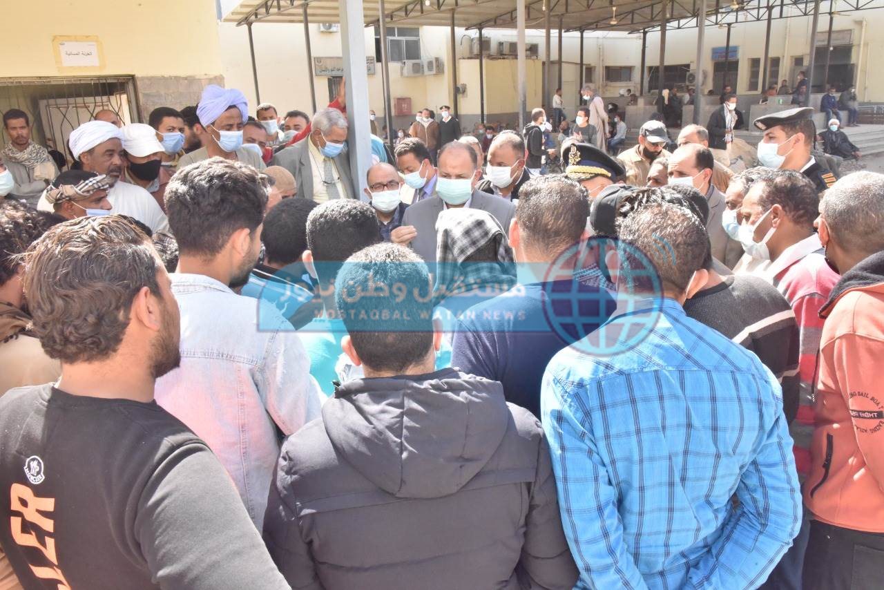 محافظ أسيوط يزور مصابى حادث تصادم طريق البحر الأحمر بالمستشفى الجامعي (16)
