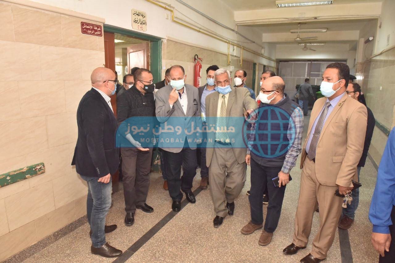 محافظ أسيوط يزور مصابى حادث تصادم طريق البحر الأحمر بالمستشفى الجامعي (5)