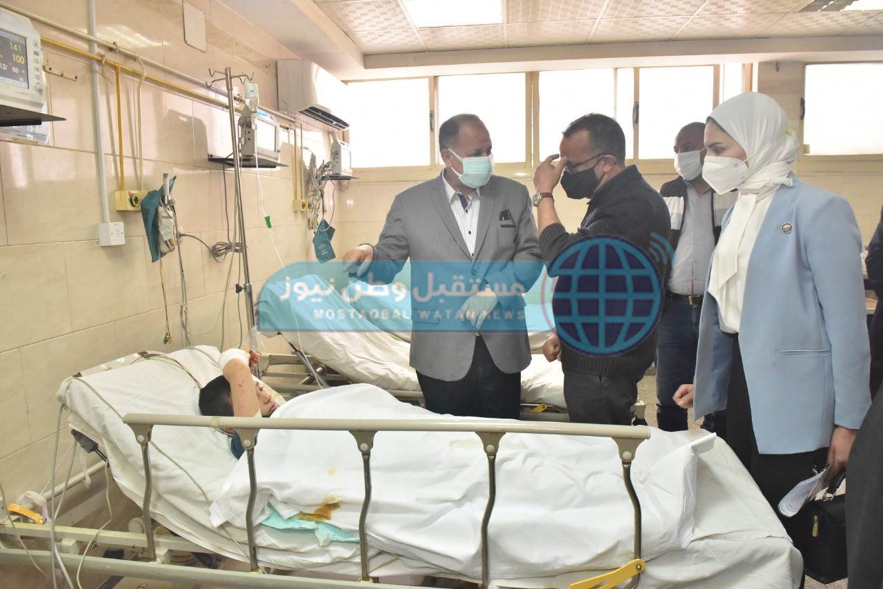 محافظ أسيوط يزور مصابى حادث تصادم طريق البحر الأحمر بالمستشفى الجامعي (3)