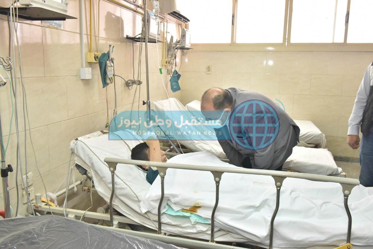محافظ أسيوط يزور مصابى حادث تصادم طريق البحر الأحمر بالمستشفى الجامعي (1)
