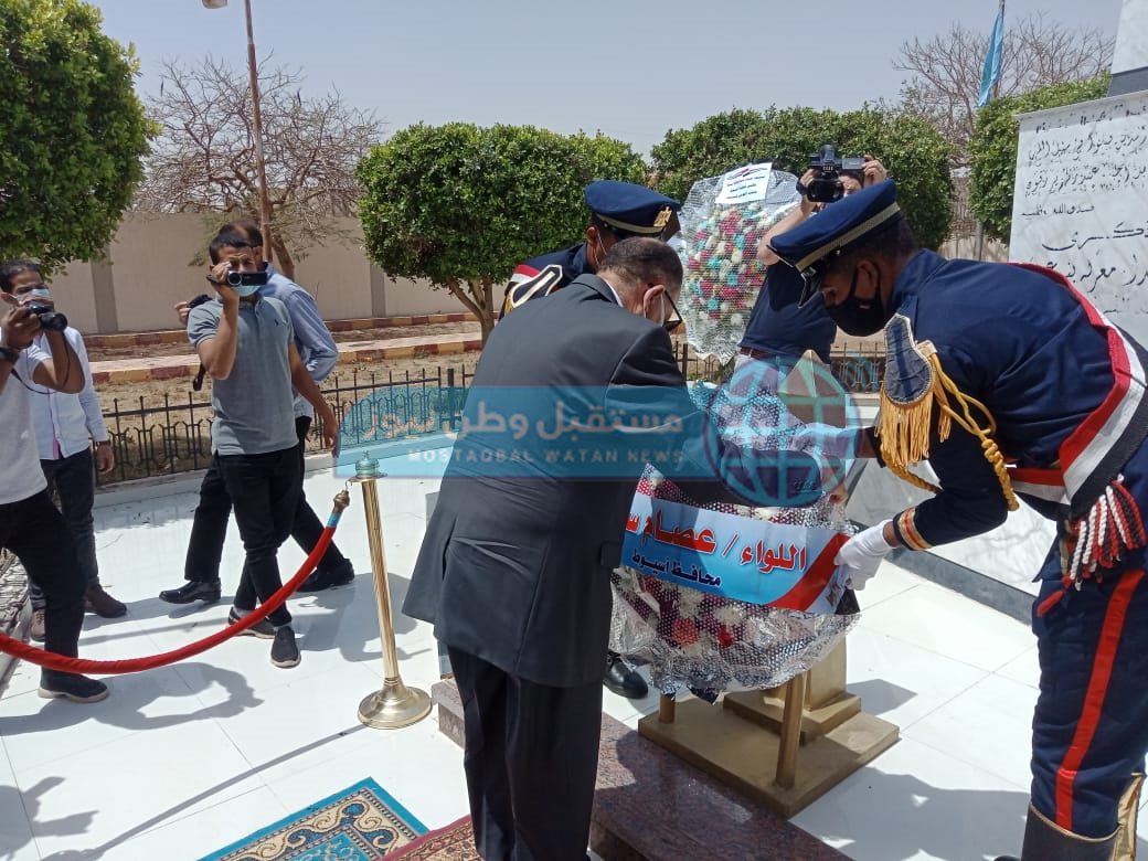 محافظ أسيوط يضع اكليل الزهور على النصب التذكارى قرية بنى عديات (13)