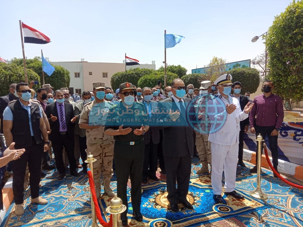 محافظ أسيوط يضع اكليل الزهور على النصب التذكارى قرية بنى عديات (11)