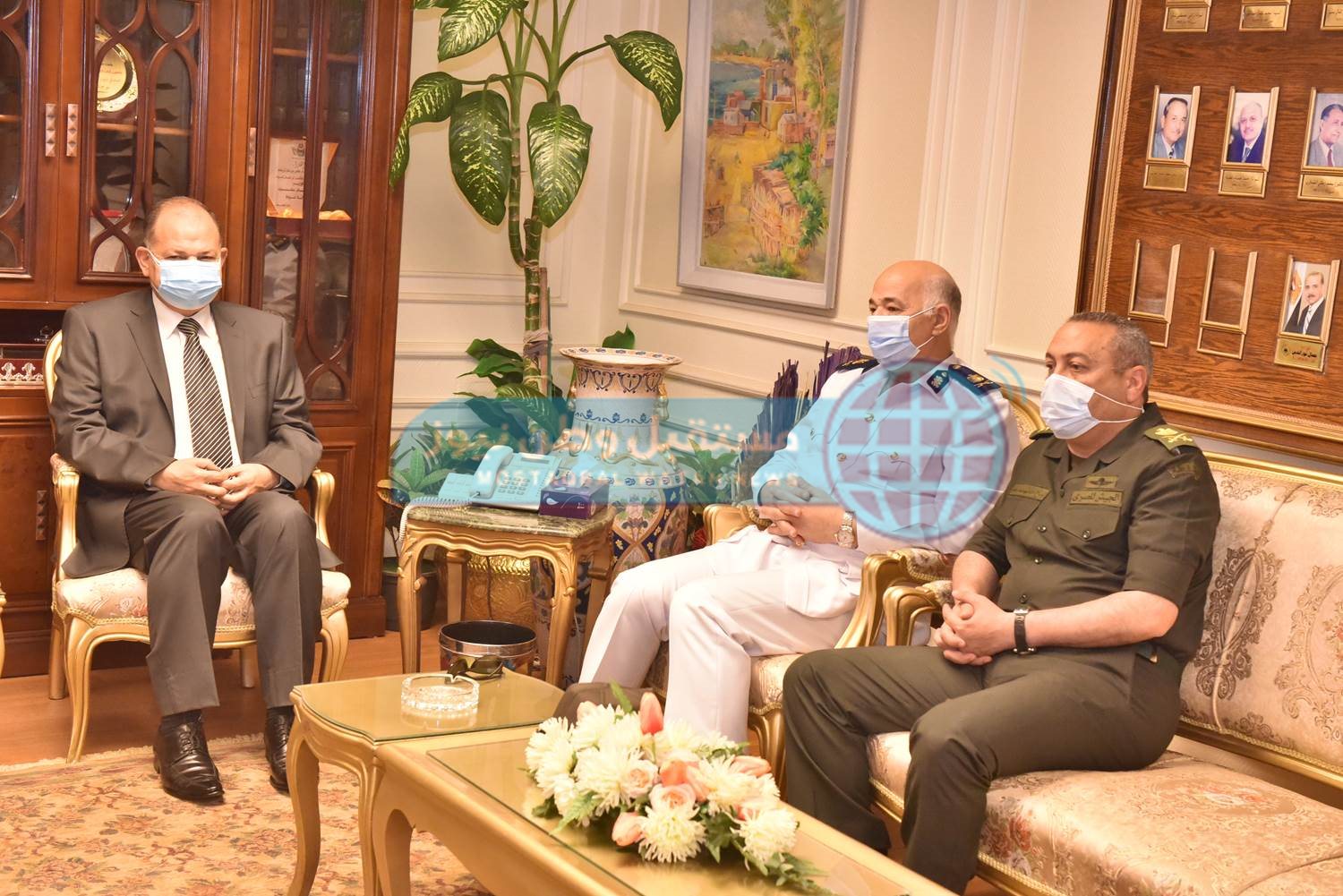 محافظ أسيوط يضع اكليل الزهور على النصب التذكارى قرية بنى عديات (2)