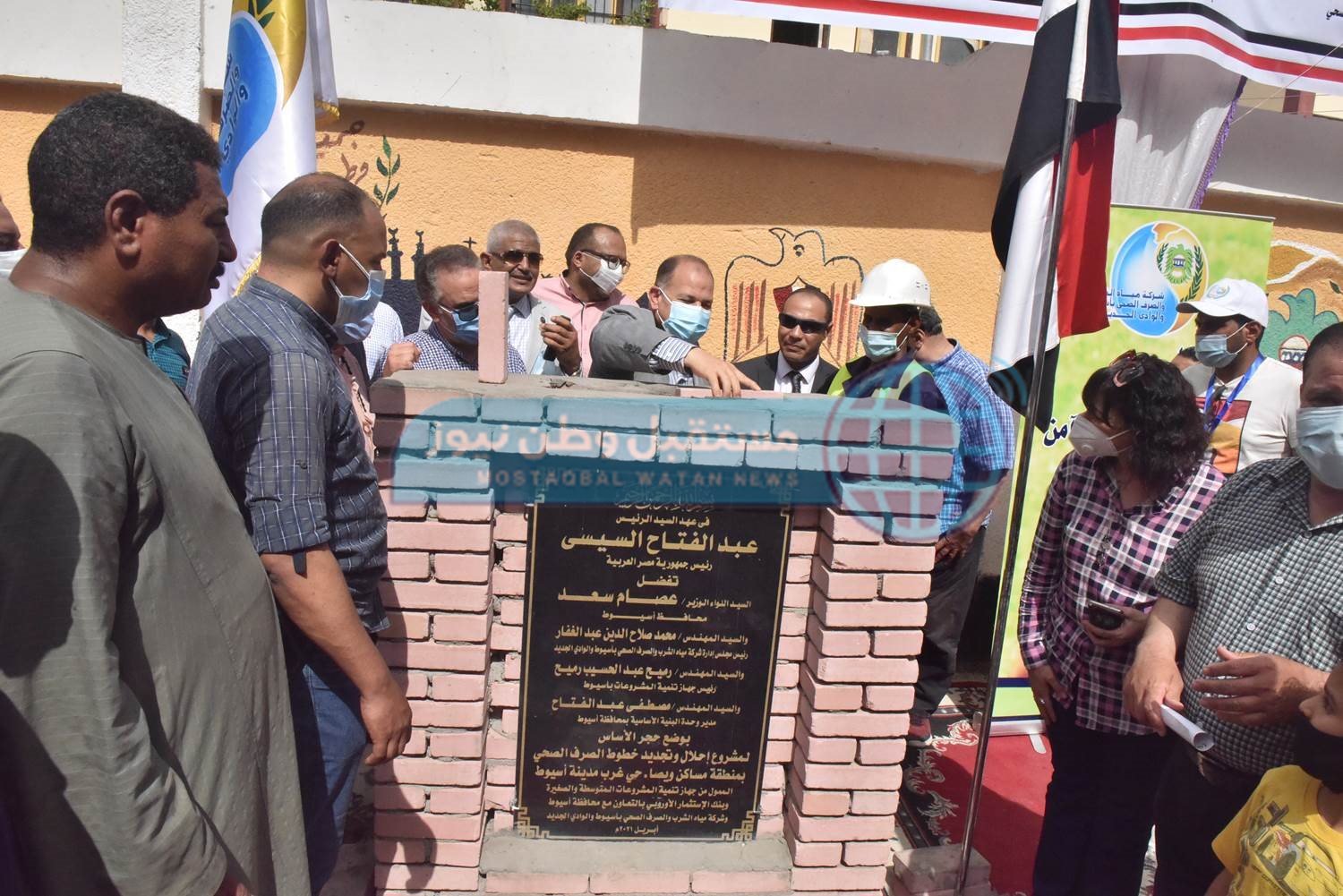 محافظ أسيوط يضع حجر أساس إحلال وتجديد خطوط الصرف الصحي بمنطقة ويصا (14)