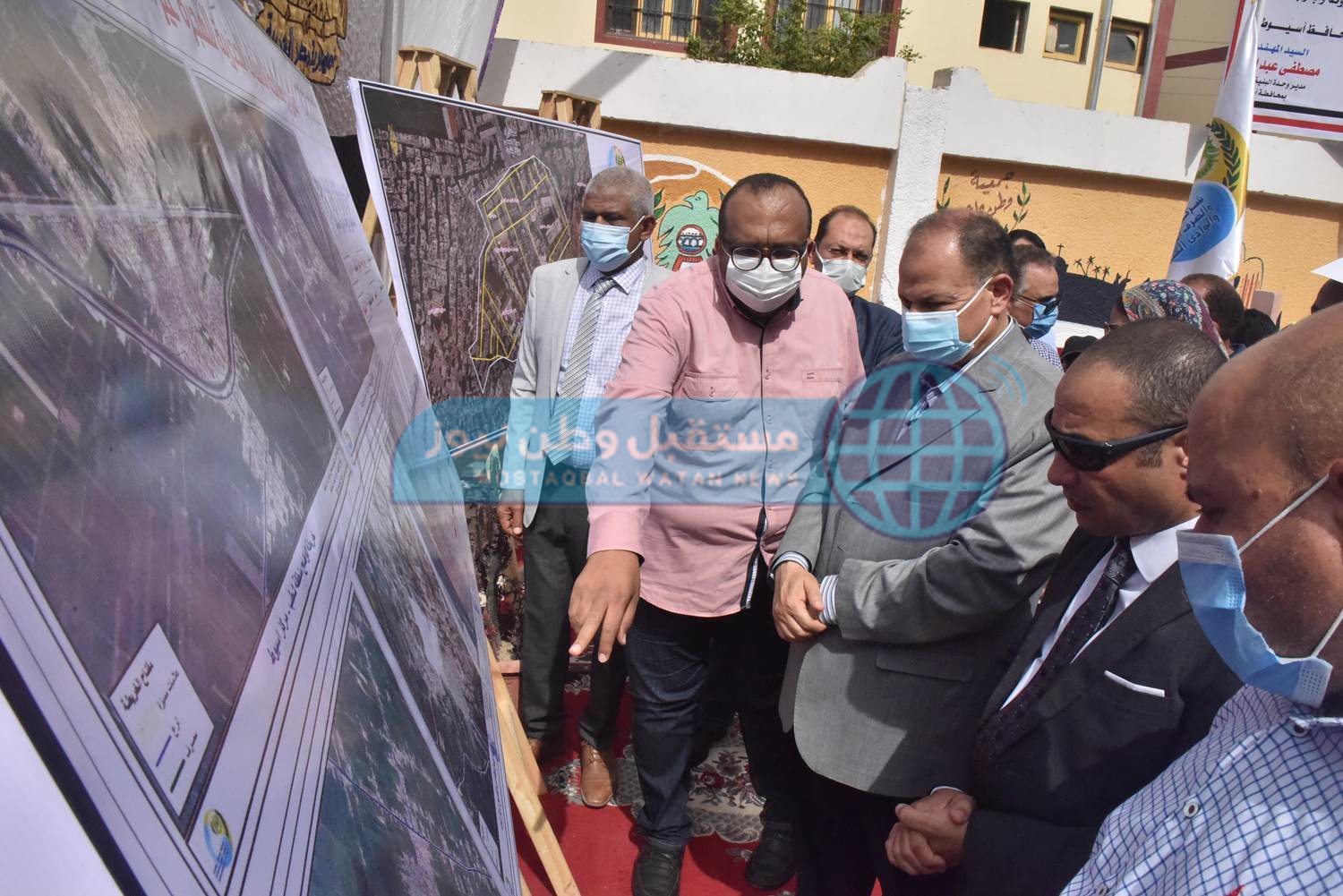محافظ أسيوط يضع حجر أساس إحلال وتجديد خطوط الصرف الصحي بمنطقة ويصا (11)