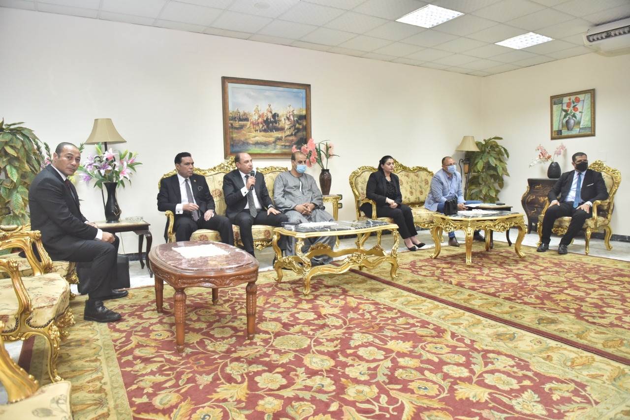 محافظ أسيوط يلتقى أعضاء مجلسي الشيوخ والنواب لمناقشة بعض المشروعات (9)