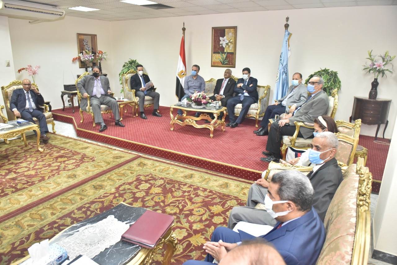 محافظ أسيوط يلتقى أعضاء مجلسي الشيوخ والنواب لمناقشة بعض المشروعات (2)
