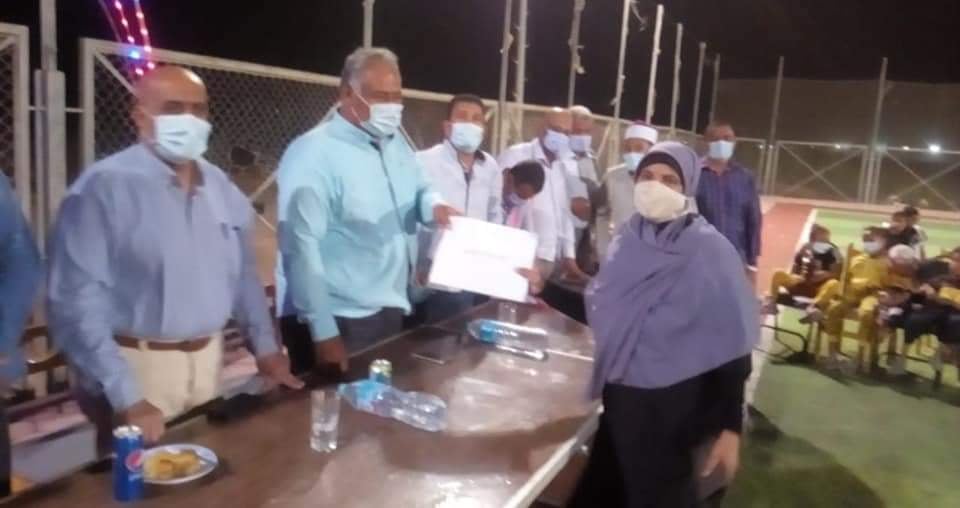تسليم عقود عيون الشباب بواحة بلاط في الوادي الجديد (5)
