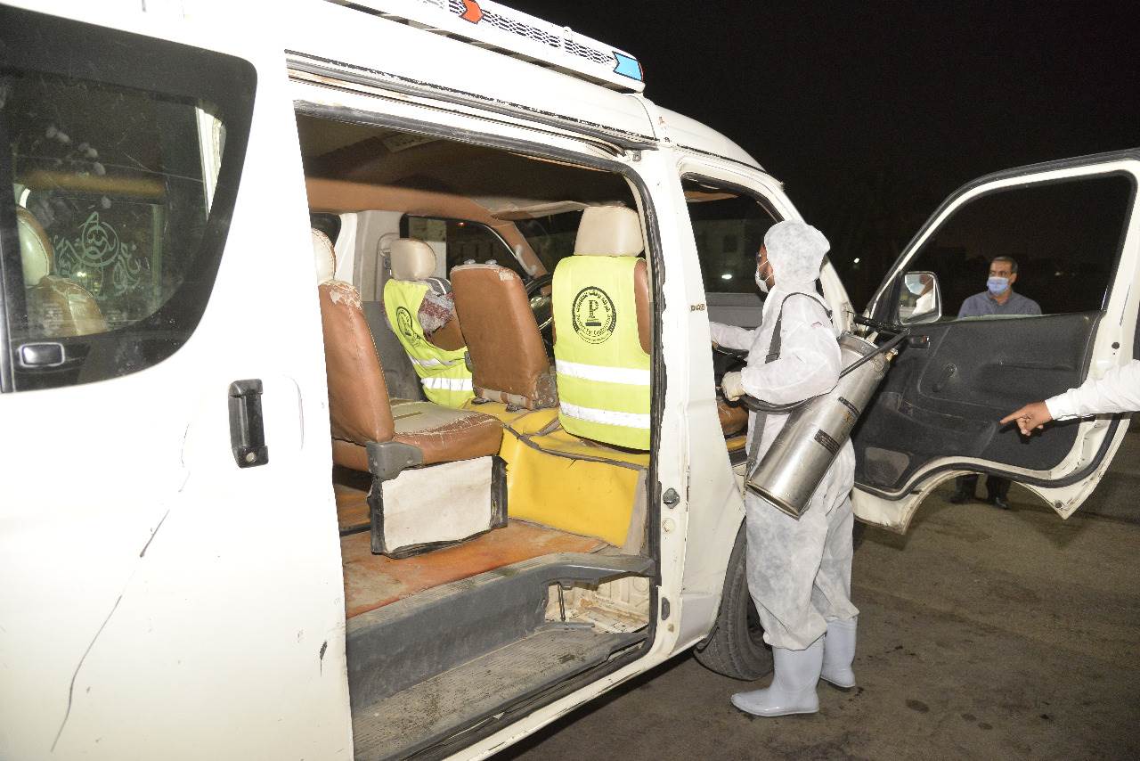 محافظ أسيوط يترأس حملة مسائية لتنفيذ أعمال التطهير والتعقيم (8)