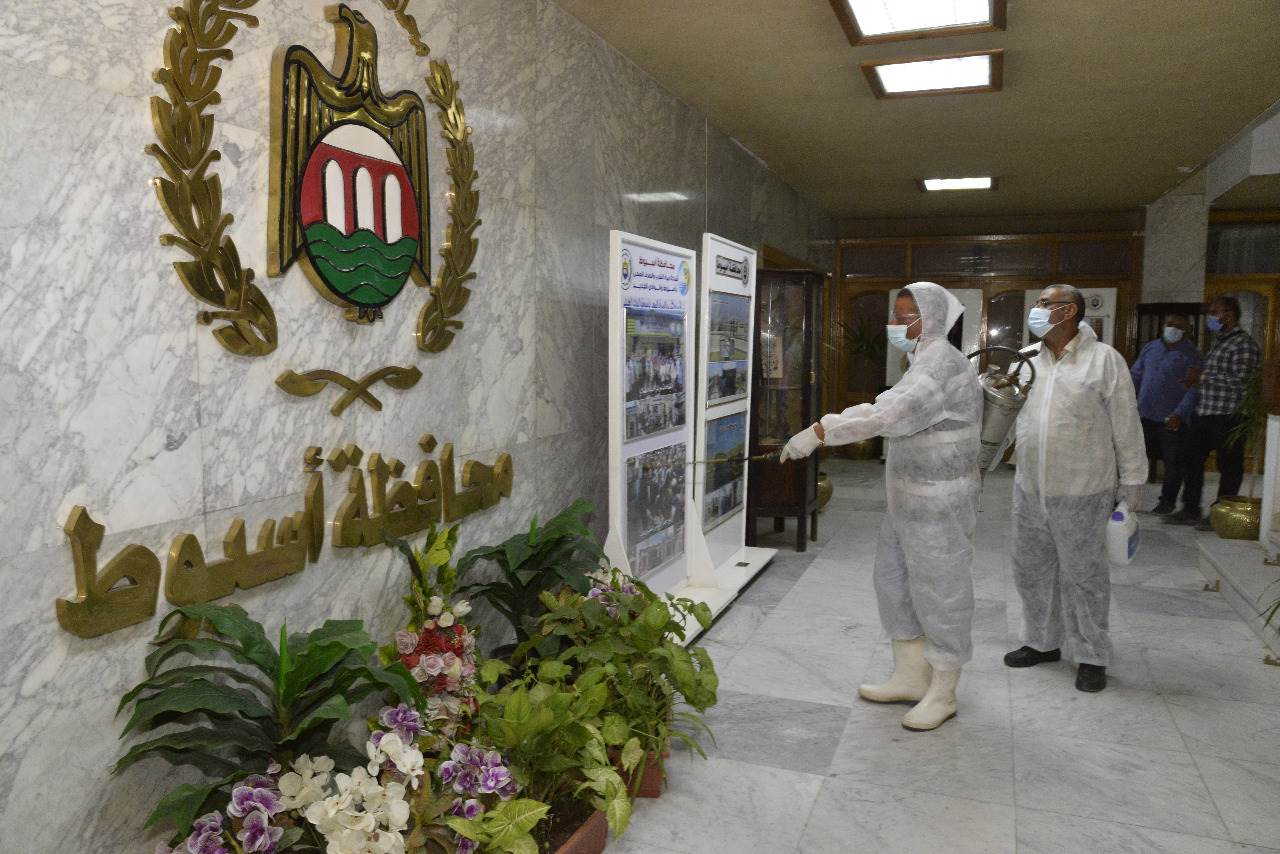 محافظ أسيوط يترأس حملة مسائية لتنفيذ أعمال التطهير والتعقيم (3)