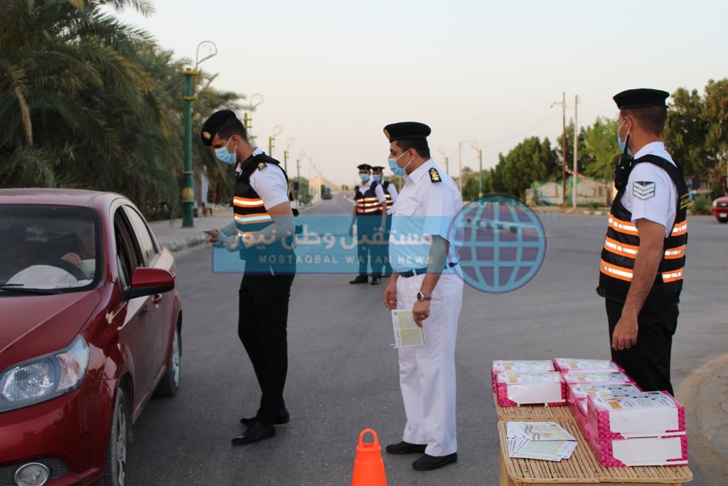 ضباط المرور يوزعون امساكية رمضان