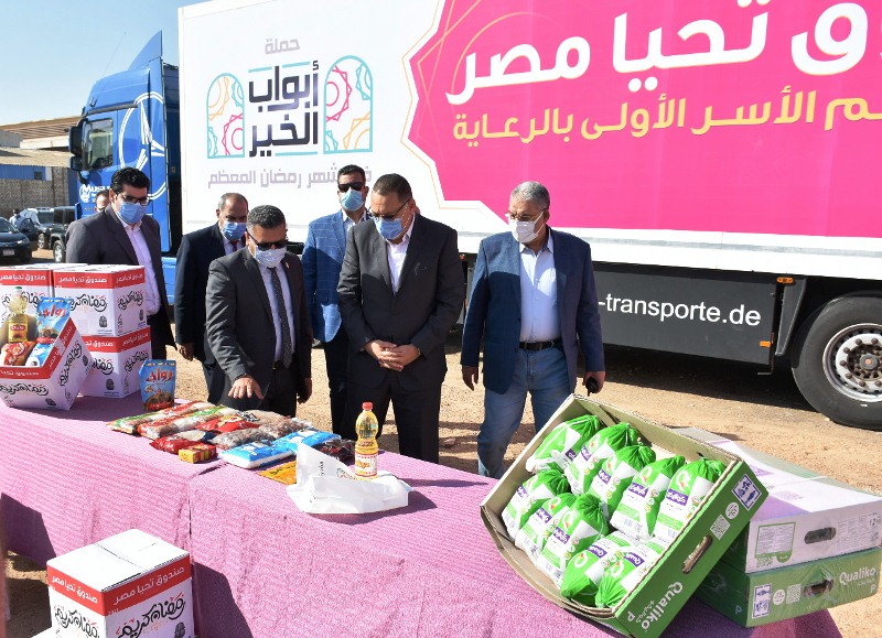 محافظ الشرقية يستقبل القافلة الغذائية المقدمة 1