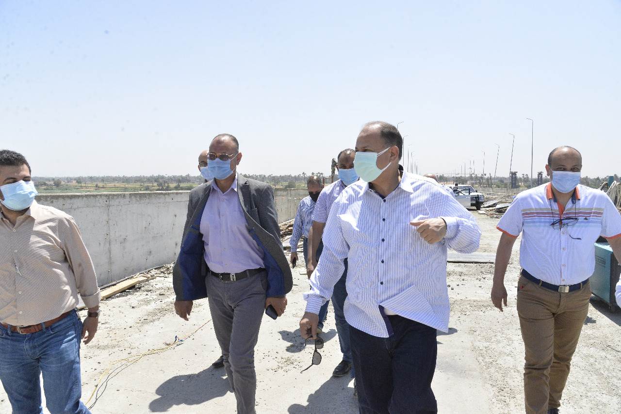 محافظ أسيوط يتفقد أعمال تنفيذ محور ديروط التنموي على النيل (8)