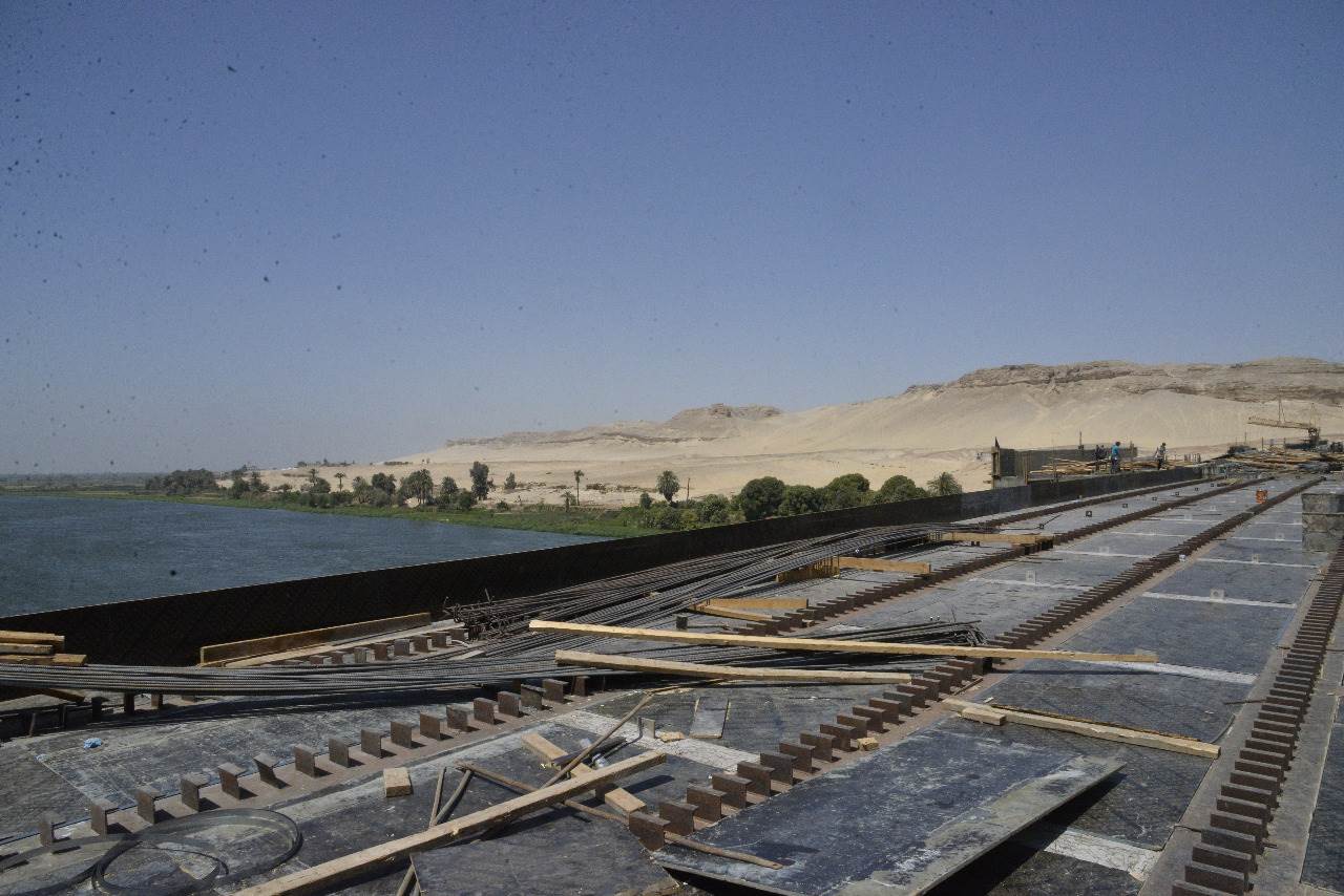 محافظ أسيوط يتفقد أعمال تنفيذ محور ديروط التنموي على النيل (5)