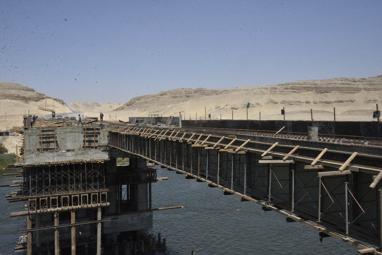 محافظ أسيوط يتفقد أعمال تنفيذ محور ديروط التنموي على النيل (3)