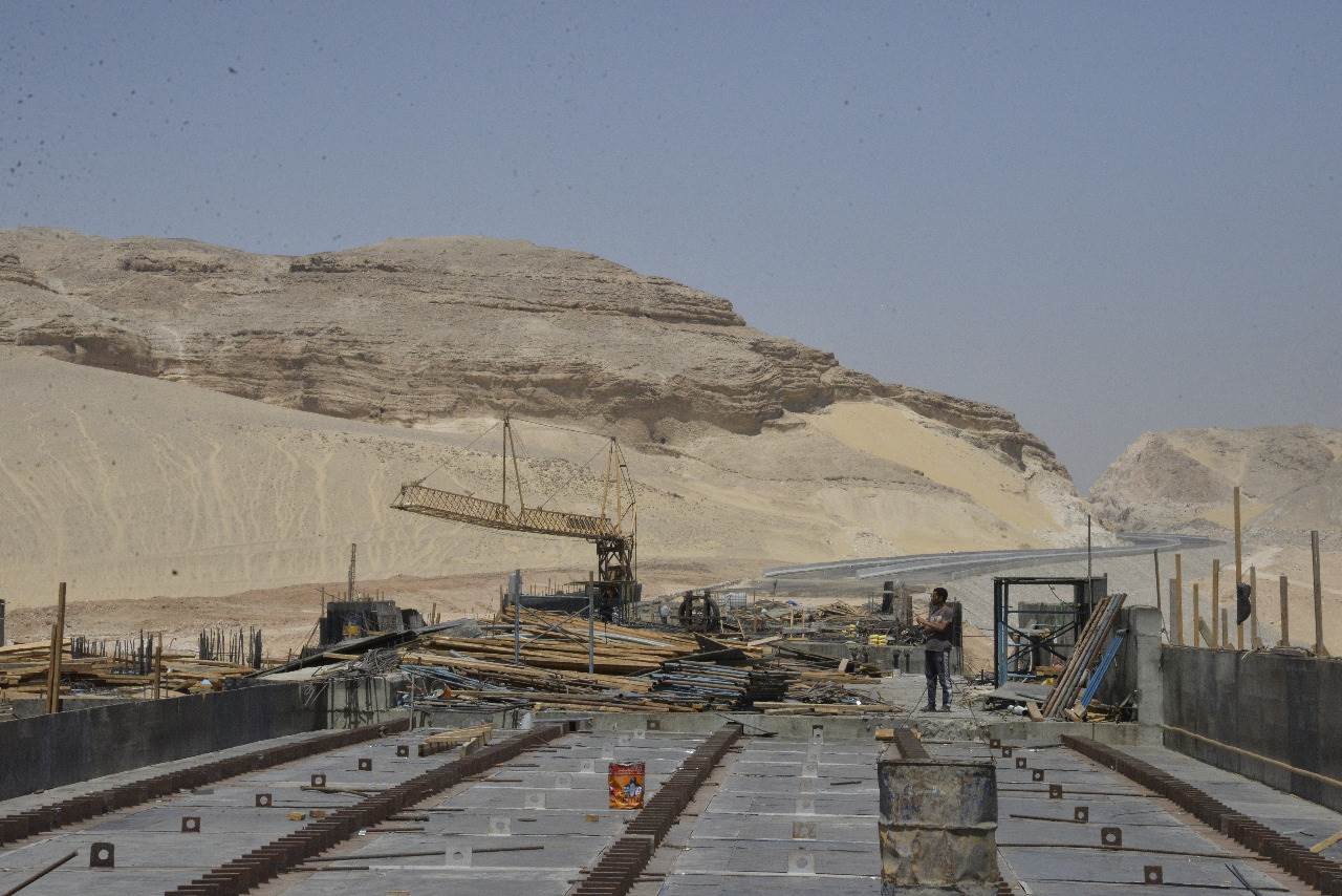 محافظ أسيوط يتفقد أعمال تنفيذ محور ديروط التنموي على النيل (2)