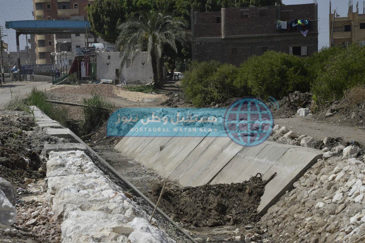 محافظ أسيوط يتفقد أعمال تبطين ترعة مسارة العمومية بمركز ديروط (7)