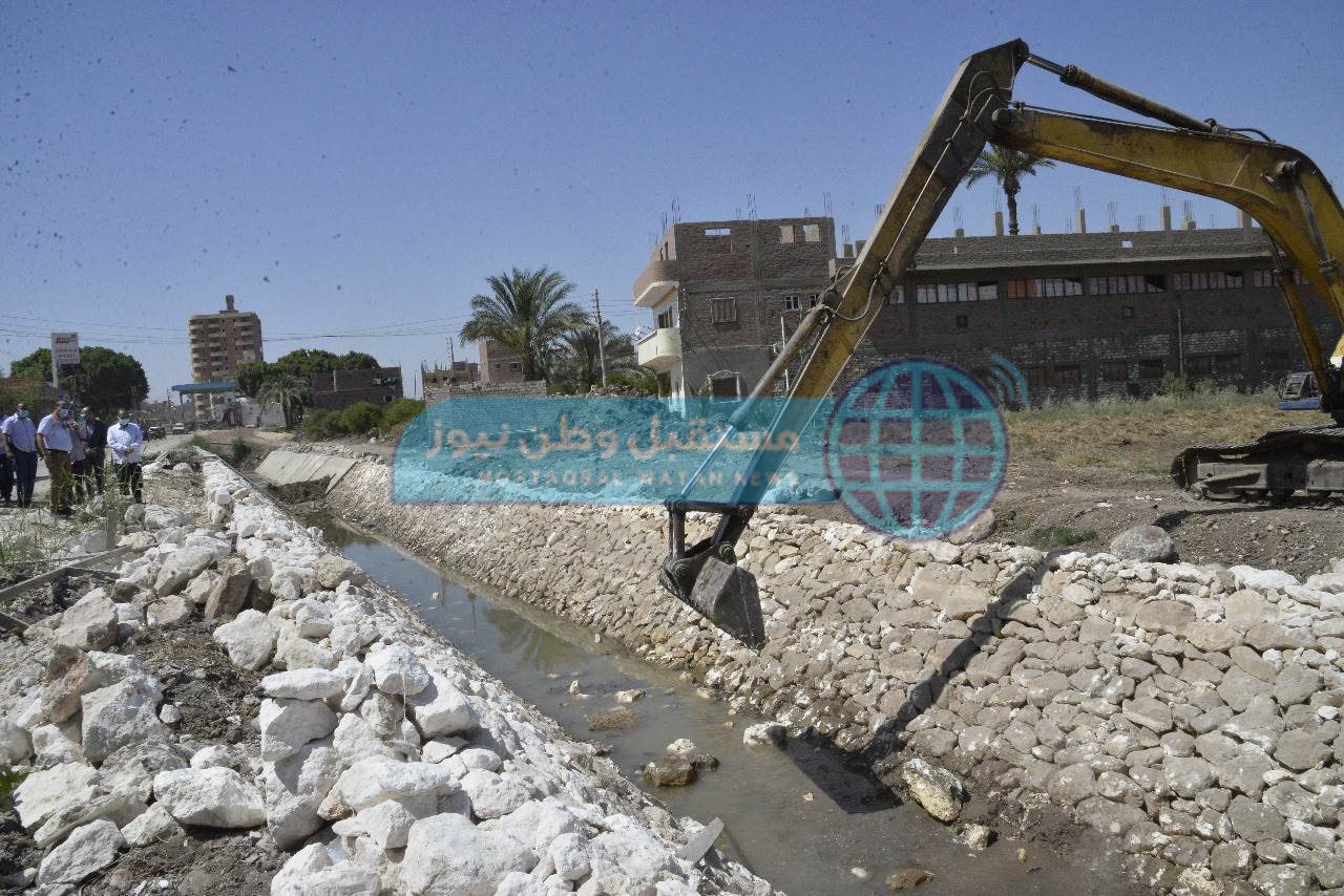 محافظ أسيوط يتفقد أعمال تبطين ترعة مسارة العمومية بمركز ديروط (5)