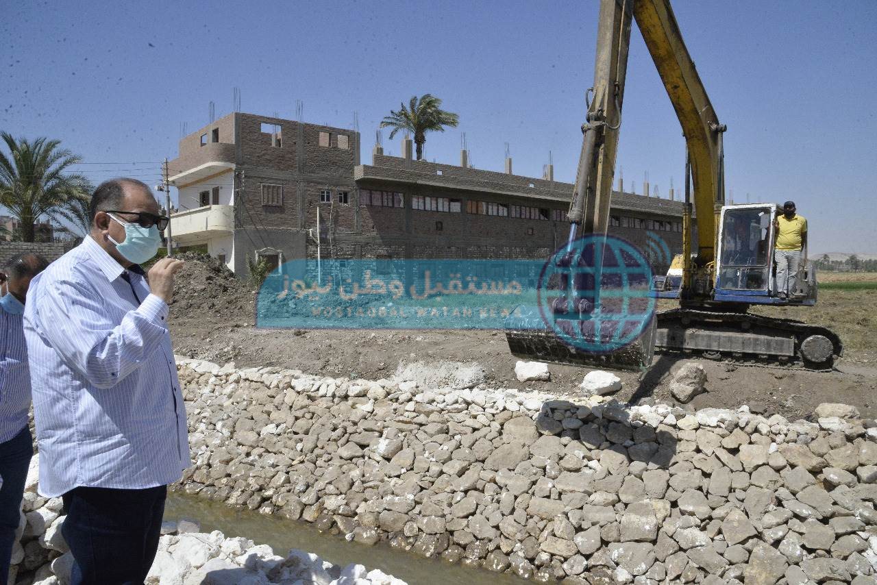 محافظ أسيوط يتفقد أعمال تبطين ترعة مسارة العمومية بمركز ديروط (1)