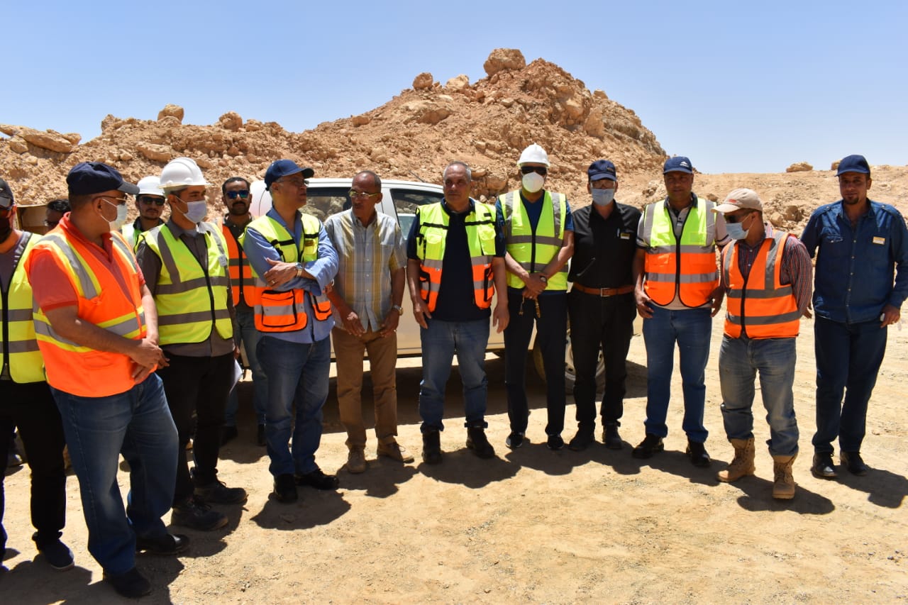 رئيس شركة فوسفت مصر بمواقع العمل لاستخراج الفوسفات