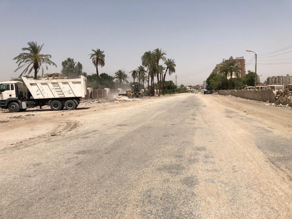 حملة للنظافة ورفع المخلفات بجوار سور الأزهر واستكمال تركيب بلاط الانترولوك بشوارع شرق (1)