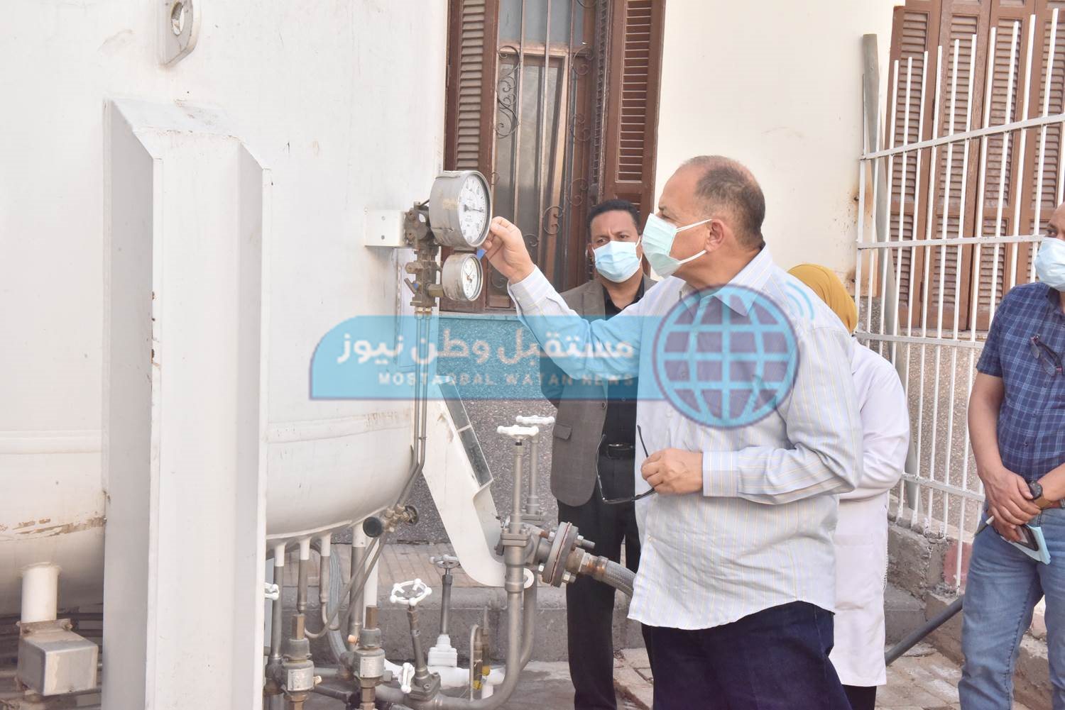 محافظ أسيوط يتفقد مستشفيتا الصدر والحميات لمراجعة مخزون الأكسجين (16)