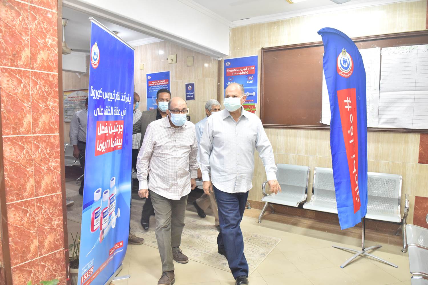 محافظ أسيوط يتفقد مركز تطعيم المواطنين بلقاح كورونا بالمركز الصحي الحضري بالوليدية (11)