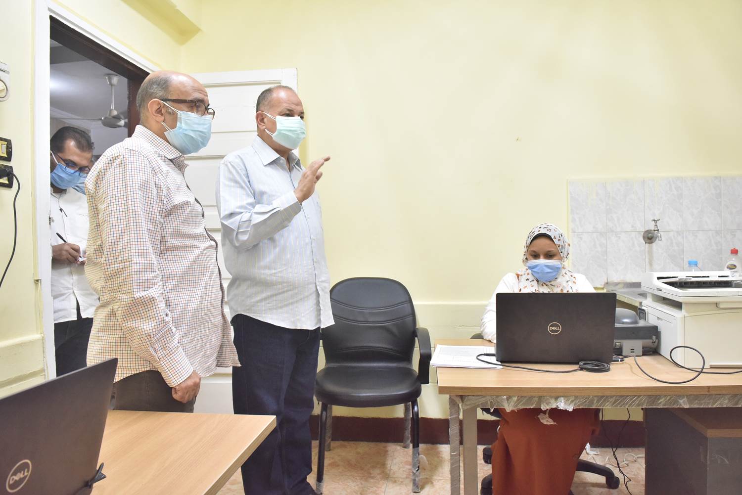 محافظ أسيوط يتفقد مركز تطعيم المواطنين بلقاح كورونا بالمركز الصحي الحضري بالوليدية (4)